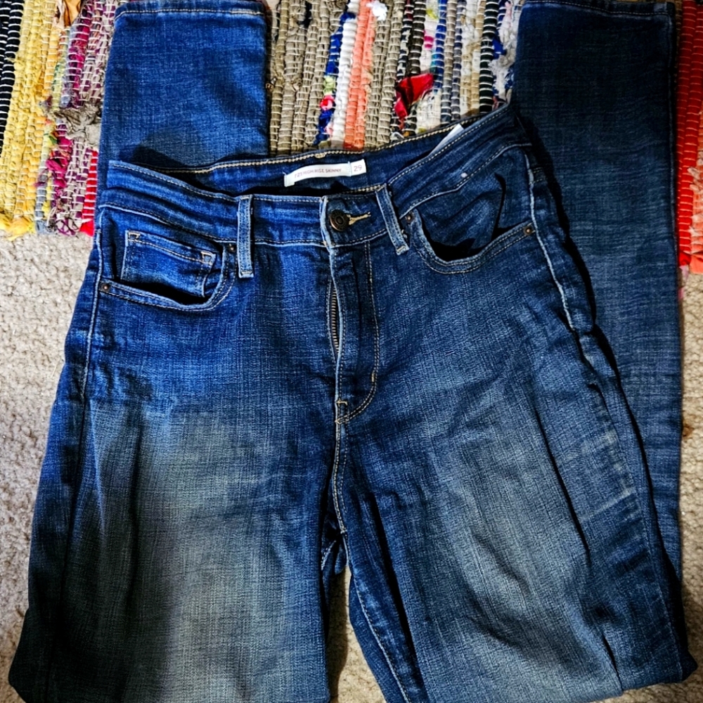 Levi's 721 High Rise Skinny jeans in dark wash sz 29
